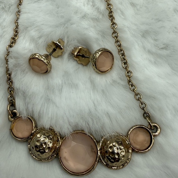 Vintage Avon Gold Tone light peachy pink Necklace & Earrings Set Signed SAQ - Picture 4 of 10